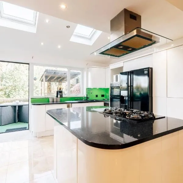 Luxury Unique Townhouse with Hottub & Pizza Oven, Hotel in Bolton