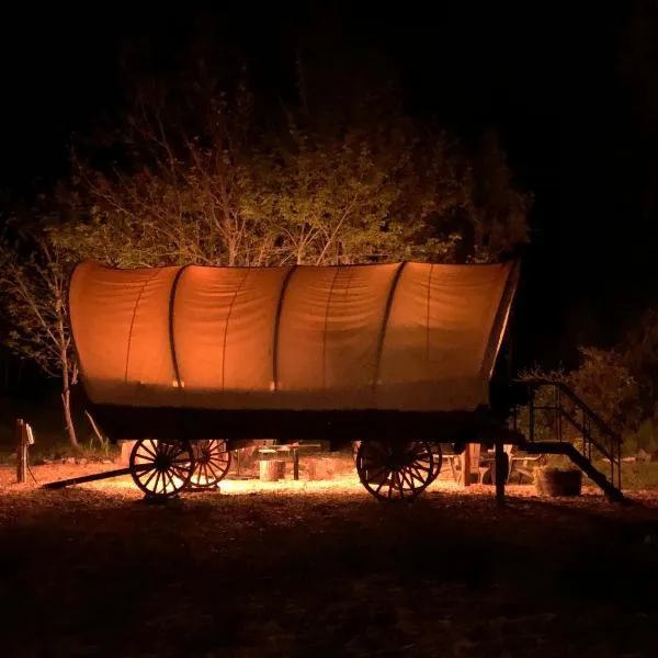 Cozy Wild West Covered Wagon next to River, hotel v destinaci Grants Pass