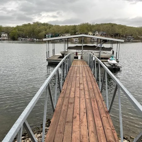 Loft , boat dock, 2 bedrooms , pet friendly, hotel in Gravois Mills