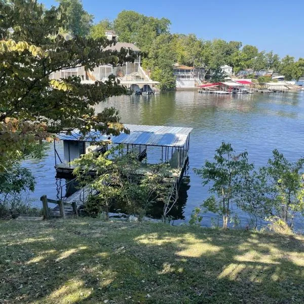 Cozy Lake Cabin Dock boat slip and lily pad, хотел в Лейк Озарк