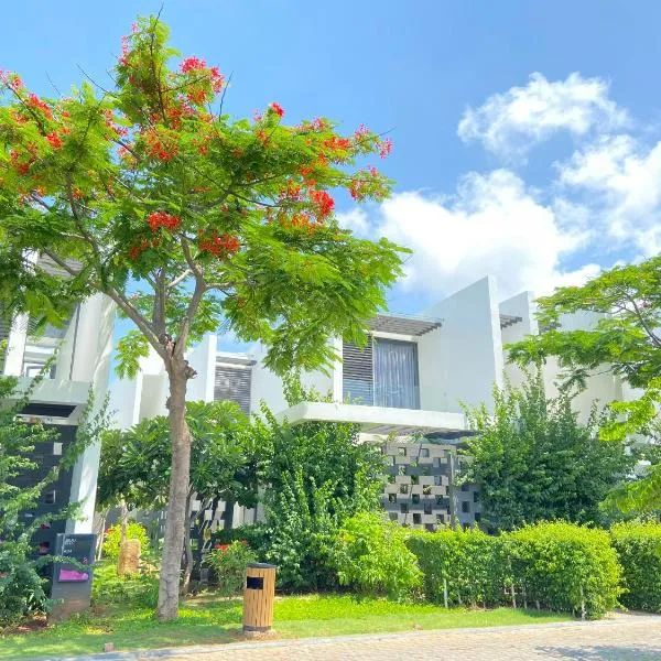 Oceanami Villas & Beach Club Long Hai at 1, 3, 4 Bedroom & 5, 6 Bedroom Beachfront private pool, hotel in Long Hai