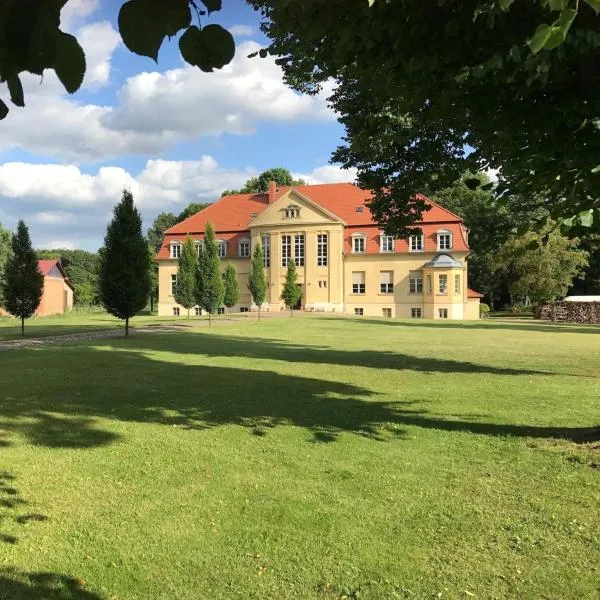 Schloss Grabow, hotel v destinaci Grabow
