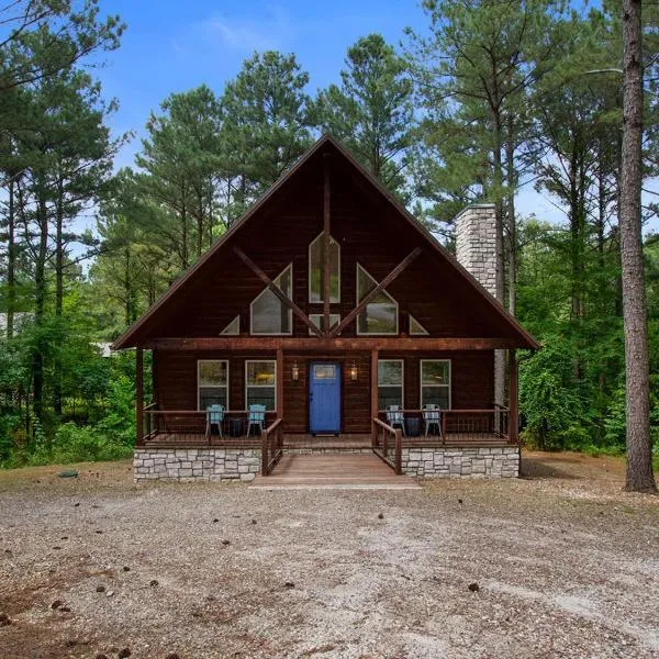 Stunning Luxury Cabin w Hot Tub and Fire Pit Holy Shiplap is Perfect Romantic Couples Getaway، فندق في Stephens Gap