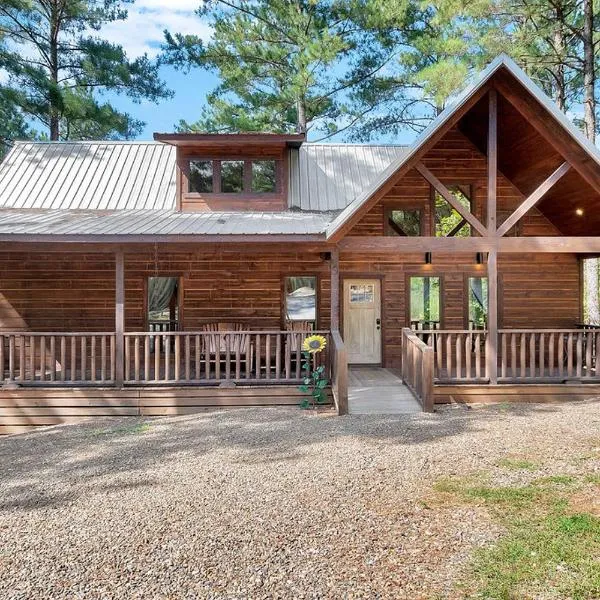 Gorgeous Idyllic Cabin w Hot Tub and Fire Pit Quittin Time is Secluded Romantic Oasis w Luxury Bathroom Double Shower and Bathtub Foosball Table, Hotel in Idabel