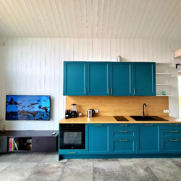 Lovely new 2-bedroom EV friendly apartment، فندق في Svencelė