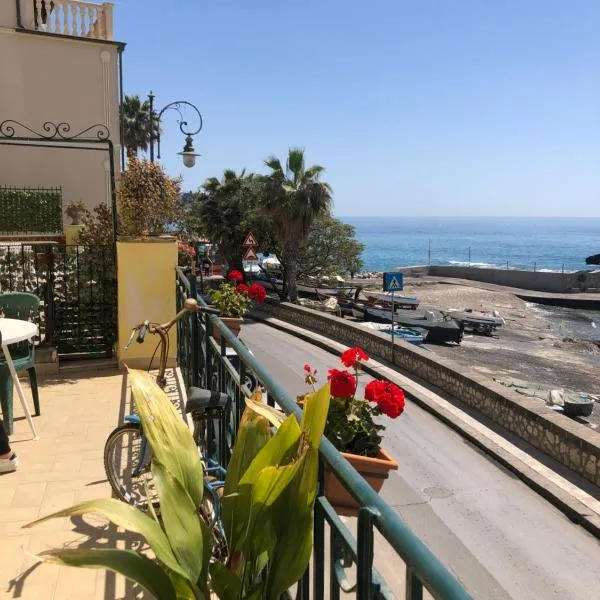 Hostel Beach House, hotel v destinaci Giardini Naxos