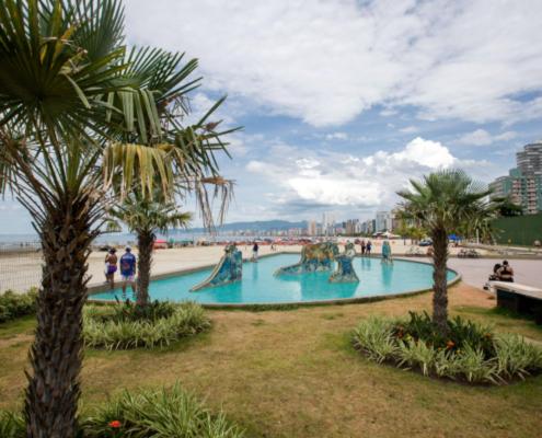 CASA COM 3 SUITES, PISCINA COM AQUECIMENTO OPCIONAL - DISPONÍVEL REVEILLON 2026 - Lindíssima Casa com 3 Suítes Próximo à Praia - Foto 4