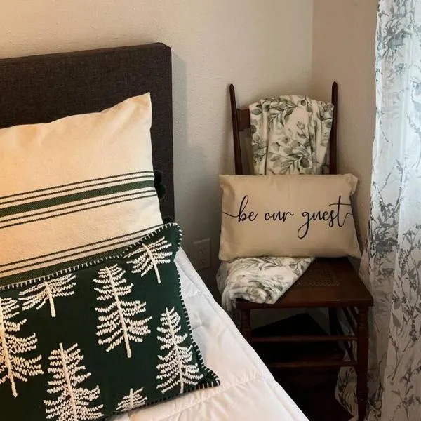 Cozy Getaway at Lake O' the Pines, hotell i Avinger