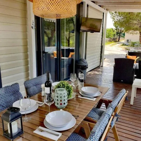 Mobilheim ANDREA wunderschöne Ferienwohnung direkt am Meer, hotel v destinaci Jezera