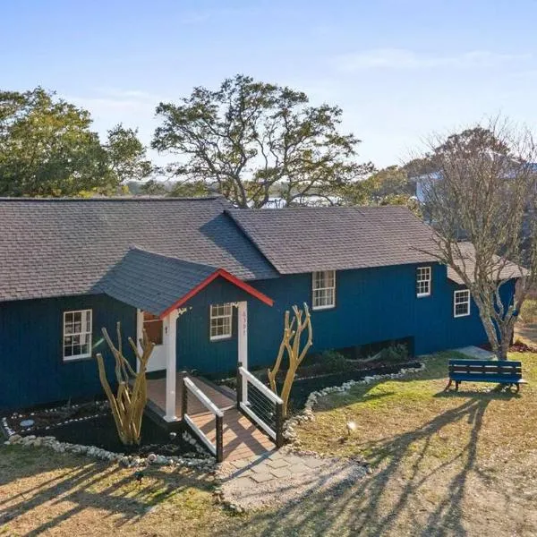 Dolphin Cove - Whole WATERFRONT House with Dock, hótel í Ocean Isle Beach