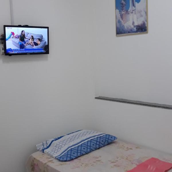 Sua Kitnet na Praia 12 Atenção PEQUENA Só prá dormir Ambiente Familiar Ar Cond TV Microondas Frigobar Internet Centro - Foto 4