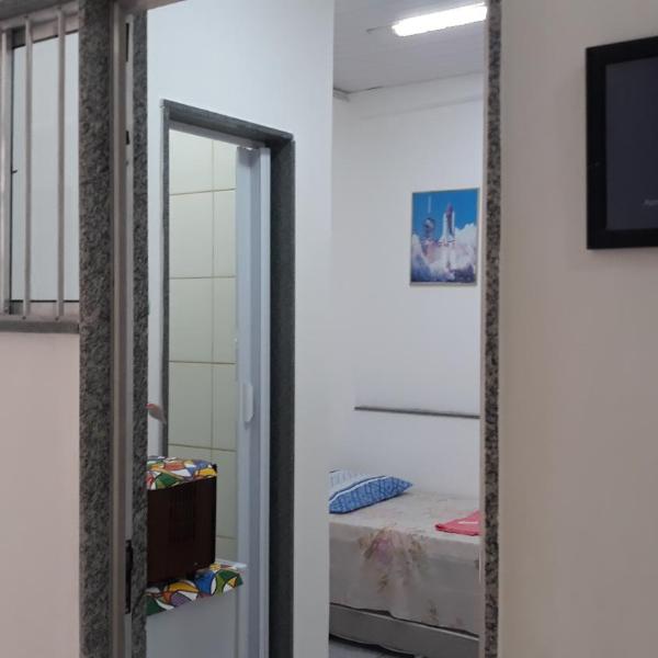 Sua Kitnet na Praia 12 Atenção PEQUENA Só prá dormir Ambiente Familiar Ar Cond TV Microondas Frigobar Internet Centro - Foto 2
