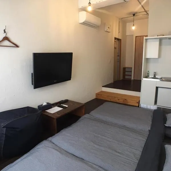 ゴールデンマイルホステル３Ｆ完全個室Aタイプ, hotel in Amami