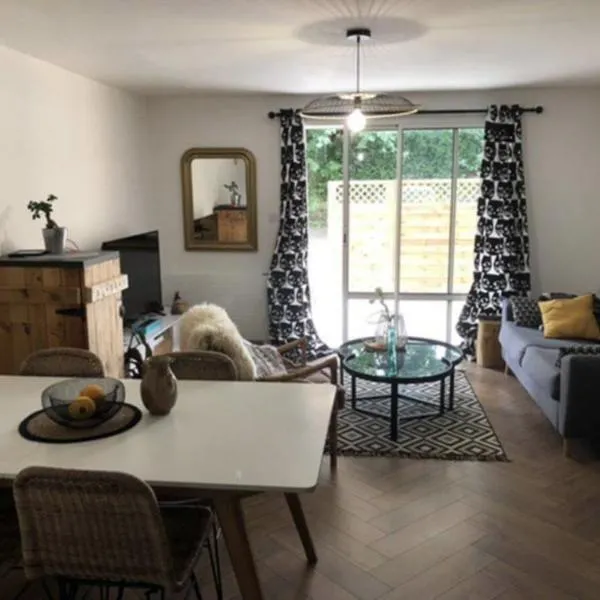 Charmant T2 de 45m2 - parking privé - terrasse- linge inclu- Proche Vannes, hotel v destinácii Saint-Avé