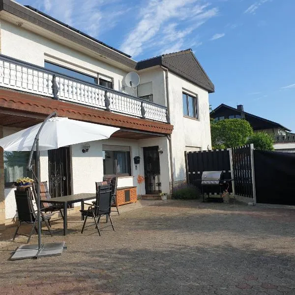 Ferienwohnung im modernen Ambiente mit eigenem Außenbereich, hotel in Mengeringhausen