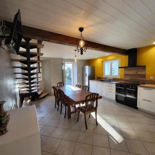Gîte PRAT NAOU - PYRENNEES ARIEGEOISES, hotel em Taurignan-Vieux