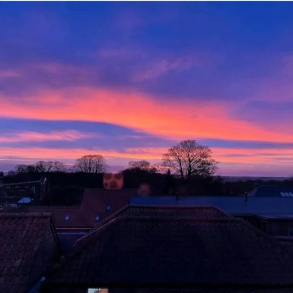 Sunset View, 2 bedrooms in the heart of Holt with parking – hotel w mieście Holt