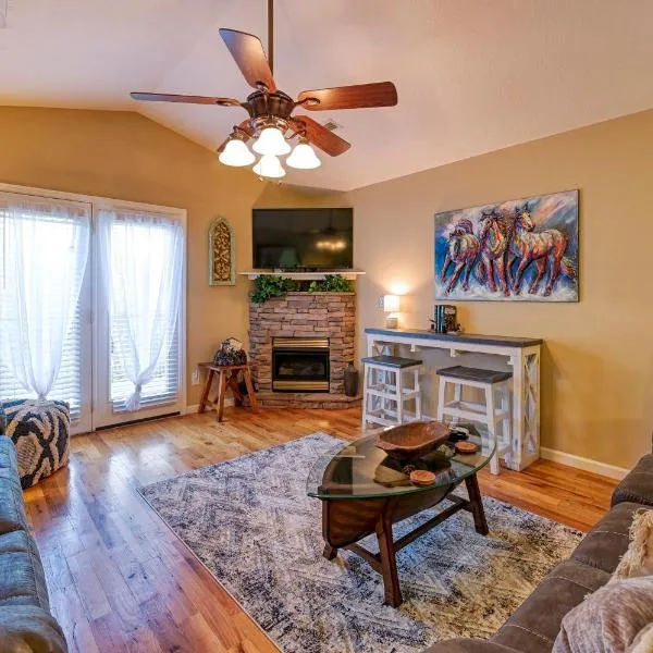 High N Dry-Quiet River Access Neighborhood, 1 Mile to Parkway, 5 Miles to Dollywood!, hotelli kohteessa Pigeon Forge