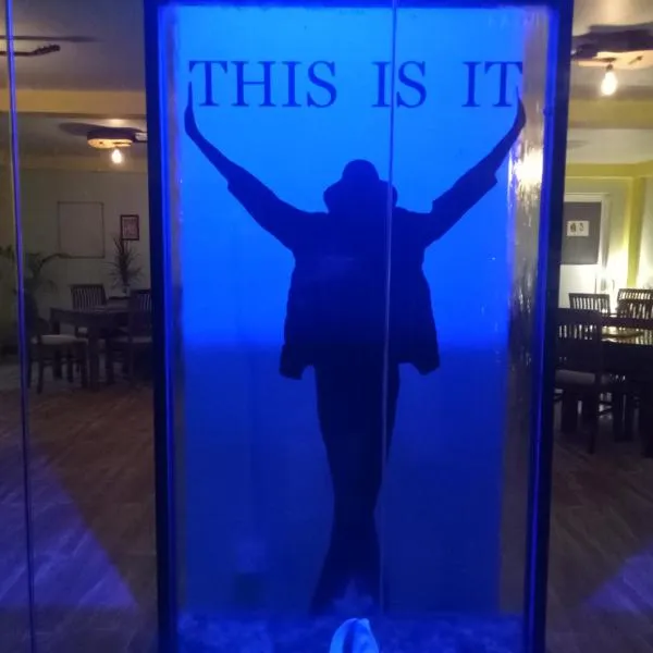 This Is It Airport Hotel and Restaurant, hótel í Negombo