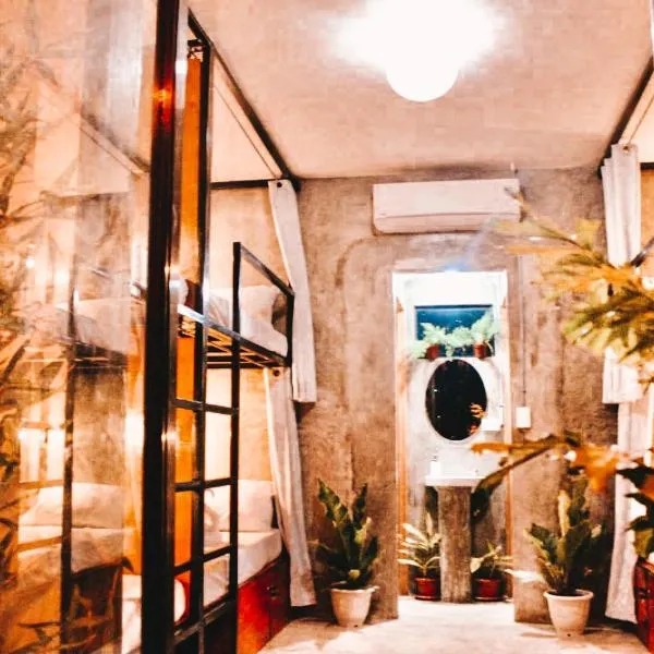 The Hangover Hostel, hotel in Moalboal