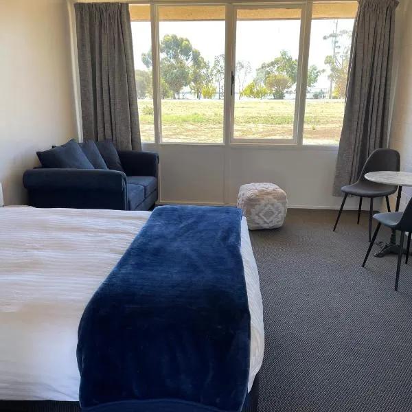 Happy Wanderer Motel Lake Boga ON THE LAKE WITH LAKE VIEWS, hotel in Lake Boga
