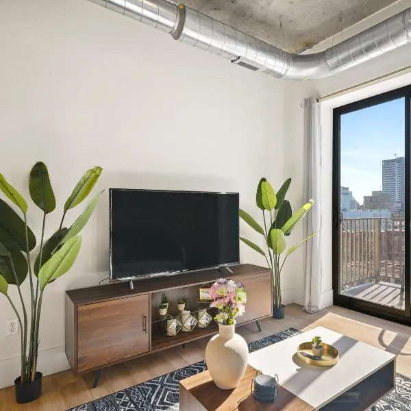 Clover Luxury High-Rise DownTown South Bend, hotel in South Bend