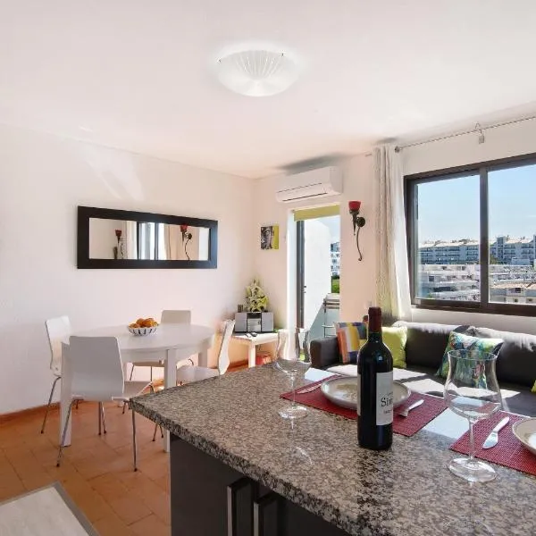 Ouramar Apartment، فندق في Areias de São João