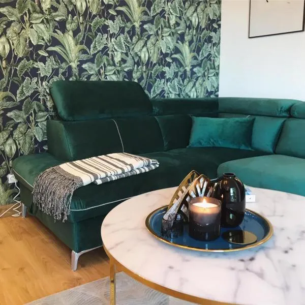 Zielony apartament z widokiem na jezioro, hotel v destinaci Złotów
