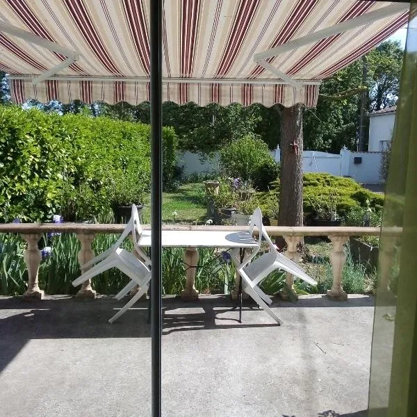 chambre d hotes, hotel in Saint-Laurent-de-la-Barrière