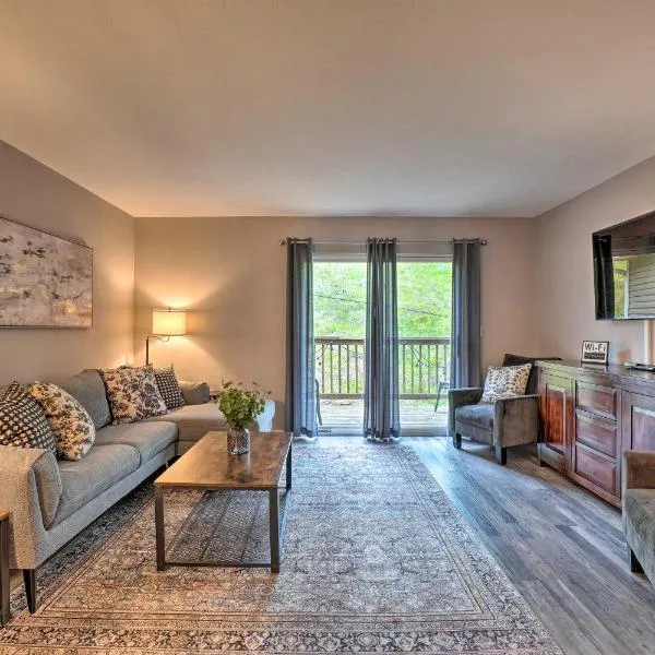 Modern Condo with Deck about 7 Mi To Branson Landing!, hotel in Branson