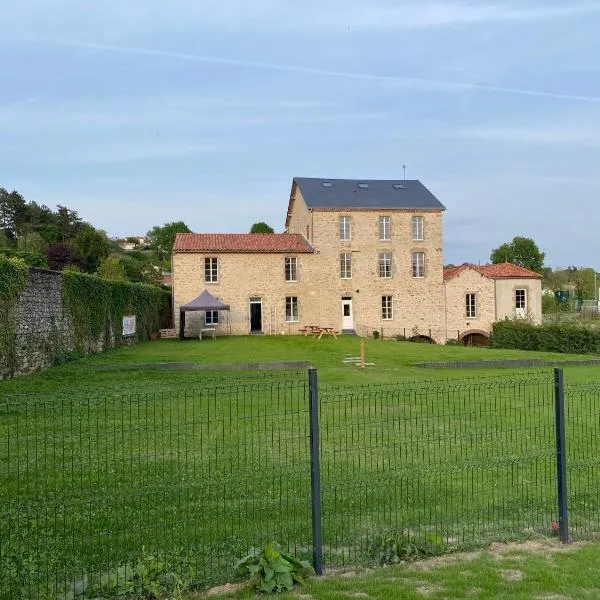 Gîte moulin de Chaussac proche du Puy duFou, hotel in Saint-Laurent-sur-Sèvre