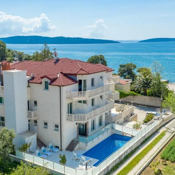 Hotel Riva Kaštela with swimming pool, hótel í Kaštela