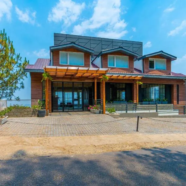 Pristine Pines by VEO - 8BR,2BR with Comp Breakfast at Kasauli、カソーリのホテル