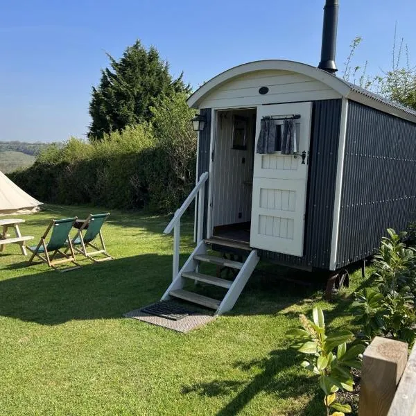 Home Farm Shepherds Hut with Firepit and Wood Burning Stove, hotel in High Wycombe