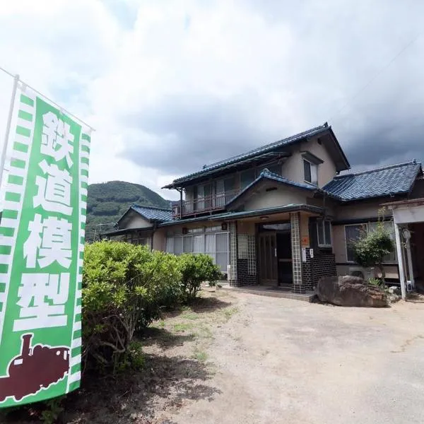 Tetsu no YA Guesthouse for Railfans, hótel í Koshu