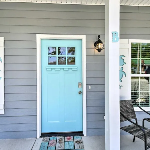 Ocean Isle Beach Home with Shared Lanai and Grill, hotel v destinaci Ocean Isle Beach