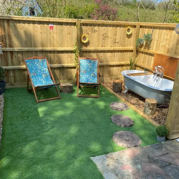 Cosy dog friendly lodge with an outdoor bath on the Isle of Wight, hotel en Chale