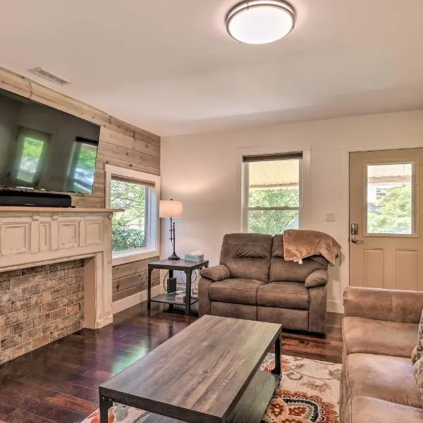 Cozy Cottage Yard and Deck, Walk to Downtown!, hotel v destinaci Central