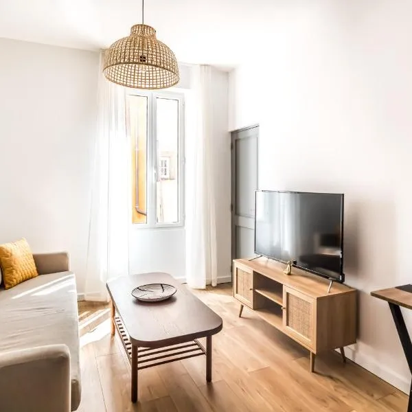 2 pièces neuf au pied des musées - wifi & parking gratuit, hotel in Grasse