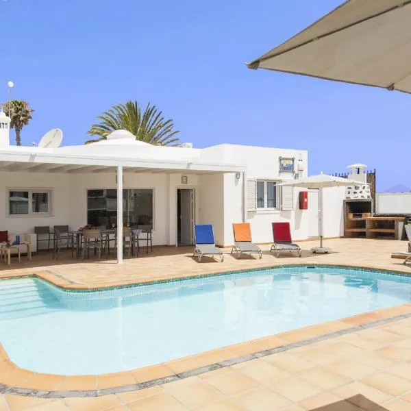 Villa Aphrodite and Villa Apollo 4 bedroom, hotel v destinácii Puerto del Carmen