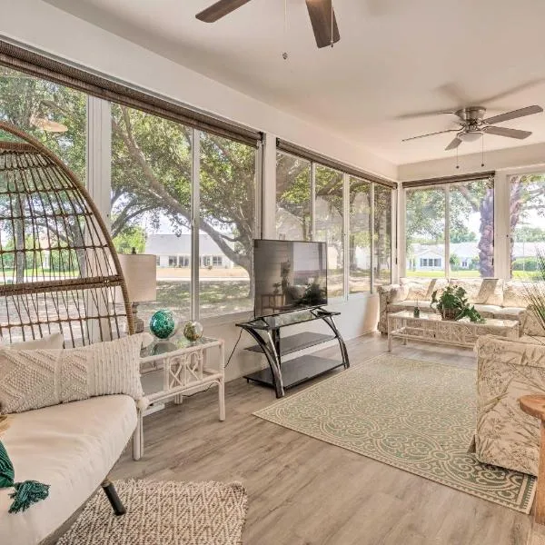 Inviting Lady Lake House In the Village!, hotel in Lady Lake