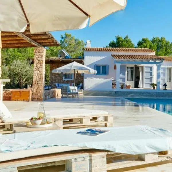 Ca Aquamarine -Luxurious villa, walking distance from Saona Beach, hotel v destinaci Cala Saona