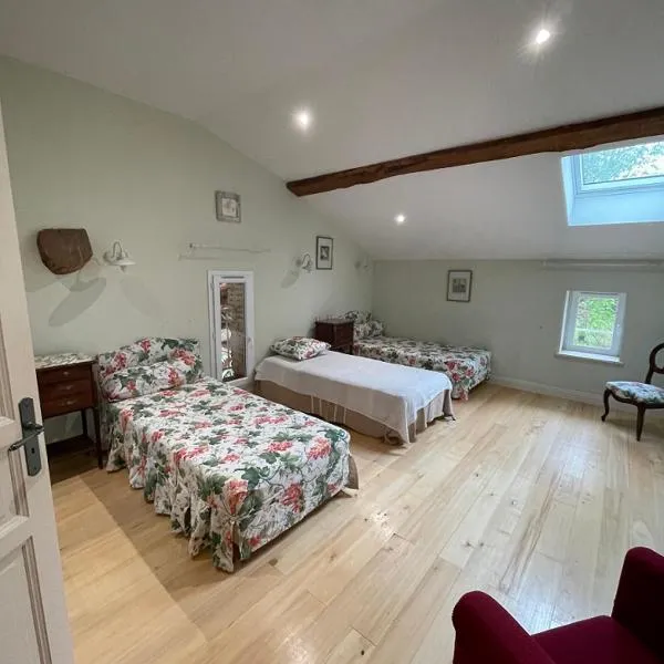 LA FERME DE VILLENEUVE, hotel v destinaci Saint-Antoine
