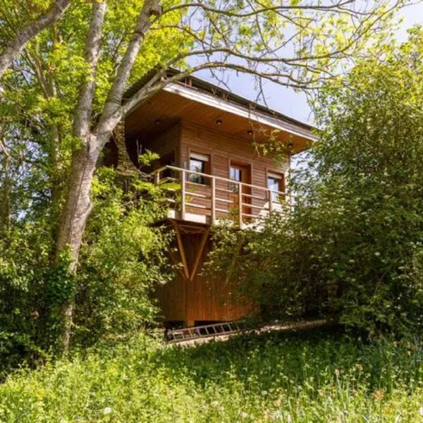 Cabane perchee, hotel in Goupillières