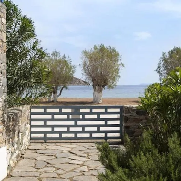 Beachfront 2br apartment - Free parking, khách sạn ở Serifos Chora