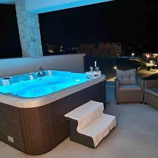 Gemütliches Ferienhaus mit Whirlpool & Dachterrasse, hotel v destinaci Privlaka