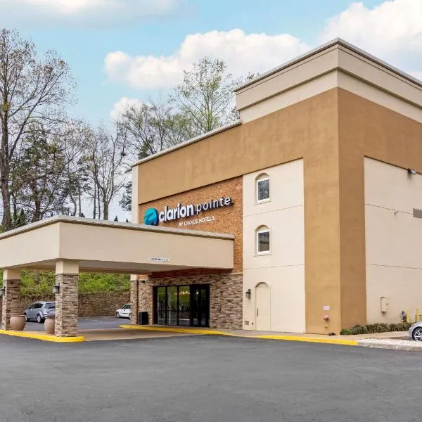 Clarion Pointe Charlottesville: Charlottesville şehrinde bir otel