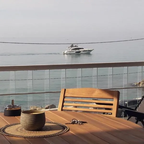 Splendide studio front de mer, hotel in Menton