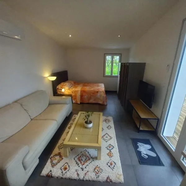 Une petite maison et sa prairie, hotel u gradu Villefargeau