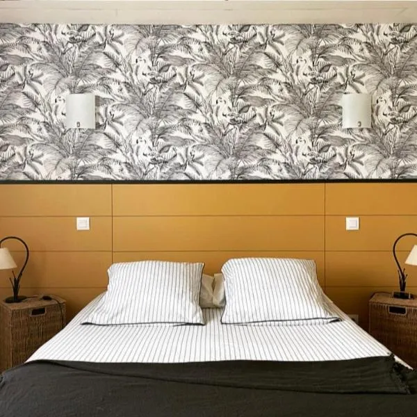 Gite Botiga, hotel in Saint-Jean-le-Vieux